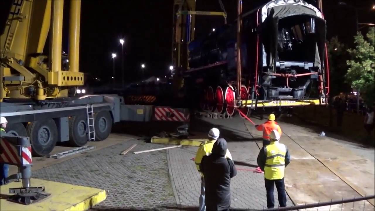 Operacja transportu i stawiania parowozu Ty51-153 pod stadionem Lecha Poznań