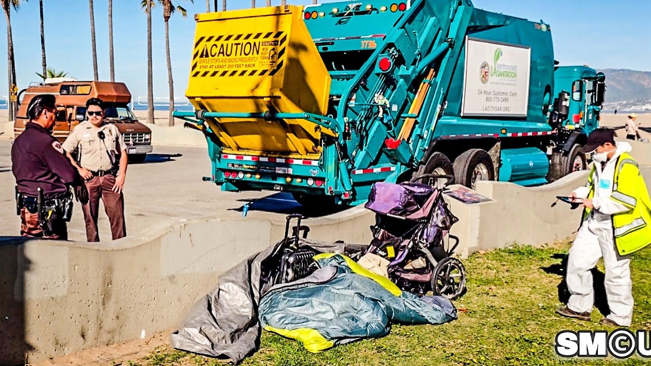 𝗠𝗔𝗝𝗢𝗥 𝗖𝗟𝗘𝗔𝗡𝗨𝗣: City Crews Clear Venice Boardwalk as Unattended Property Is Removed