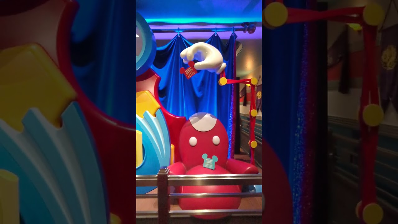 Exploring Mickey and Minnie's Runaway Railway Queue @ Disneyland - A Full Tour!