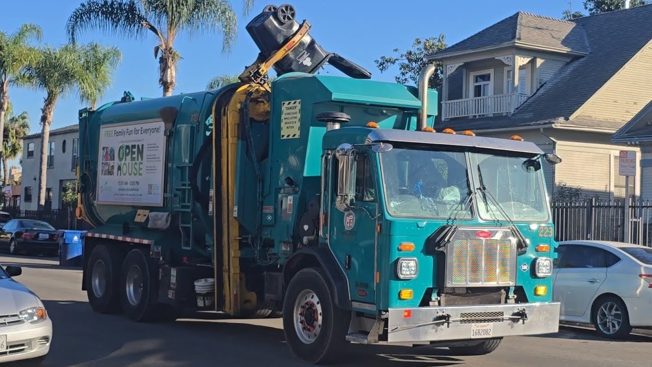 LA City Pete 520 Collecting Post-Christmas Trash - 37223