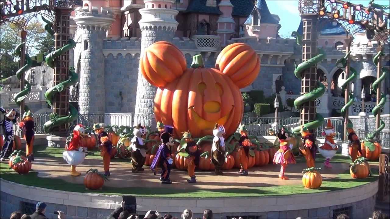 Disneyland Paris - Mickey's Halloween Treat in the Street! - 28 October 2012