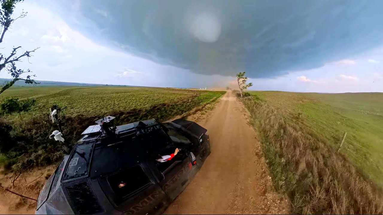 Мы запустили дрон в сторону этого торнадо, а затем...