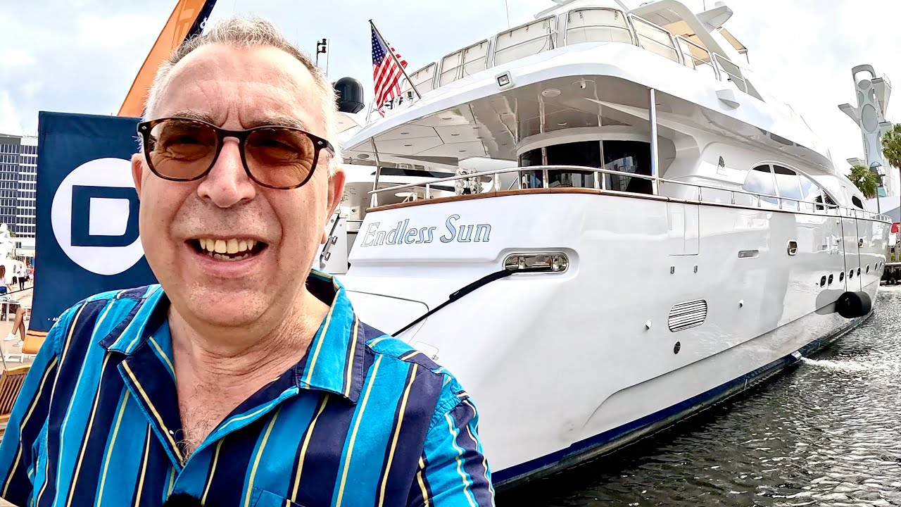 $1.9 Million Superyacht Tour : 1999/2022 Azimut 100