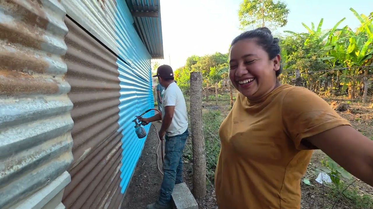 Cushin llega del trabajo muy feliz al ver su casa pintada. 
