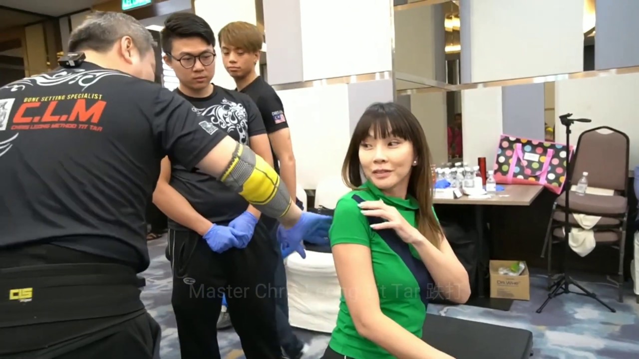 Frozen shoulder After Consultation Clm Tit Tar is done by Master Chris Leong for him