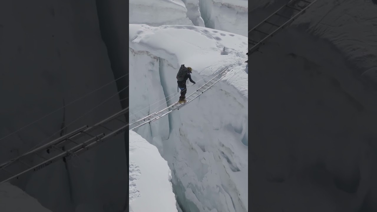Muy pocos se atreven a cruzar este &ldquo;puente&rdquo; para llegar al Everest 🏔️