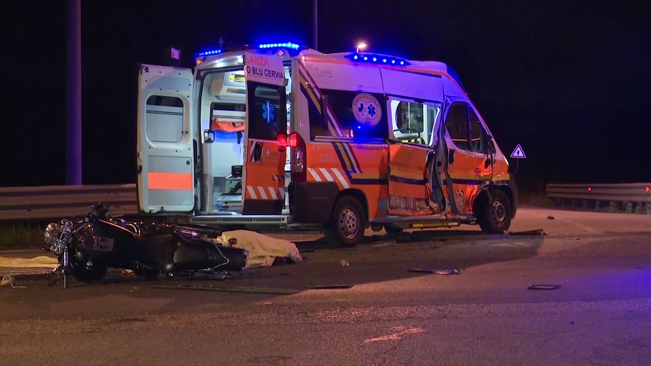 CERVIA: Con la moto contro un'ambulanza, morto 28enne | VIDEO