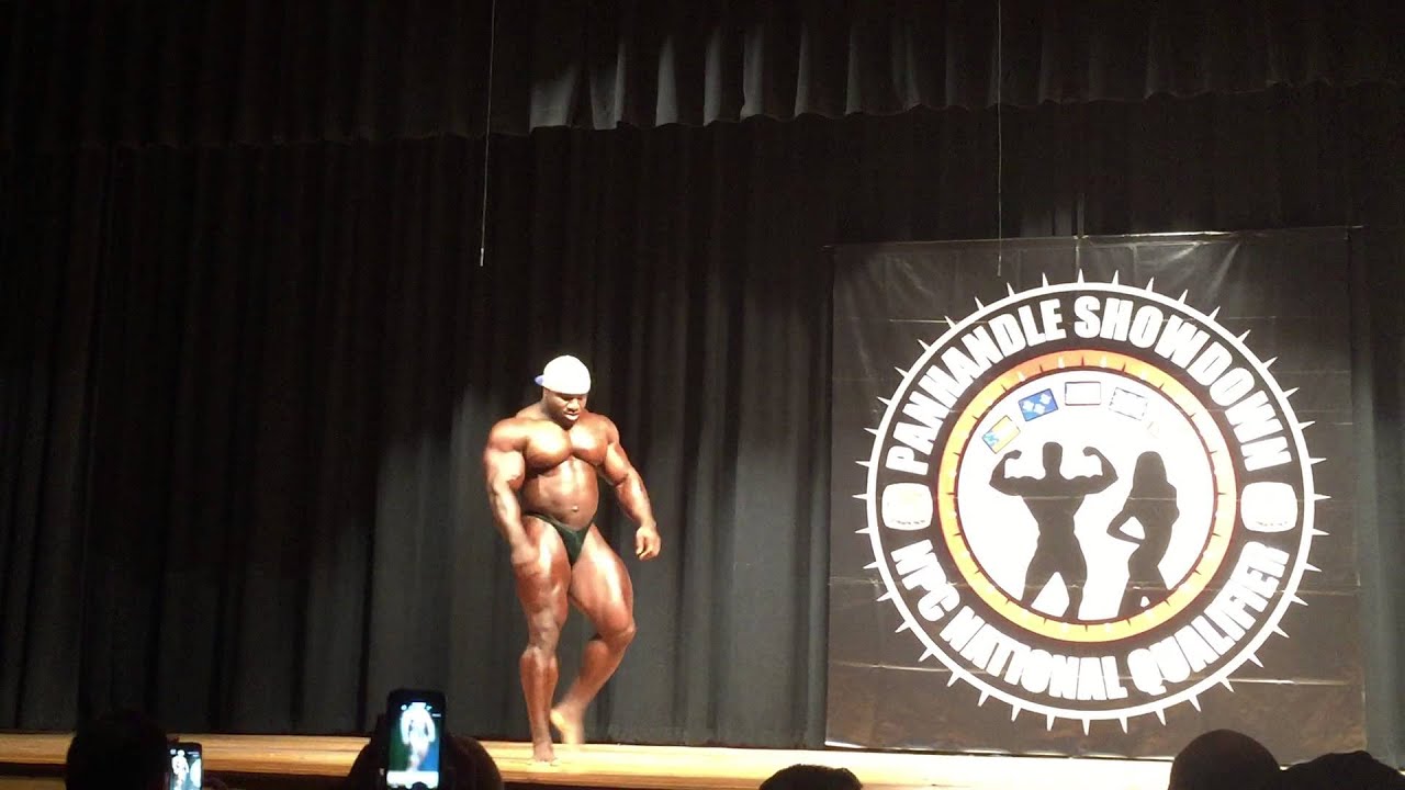 2015 Panhandle Showdown Akim Williams Guest Posing