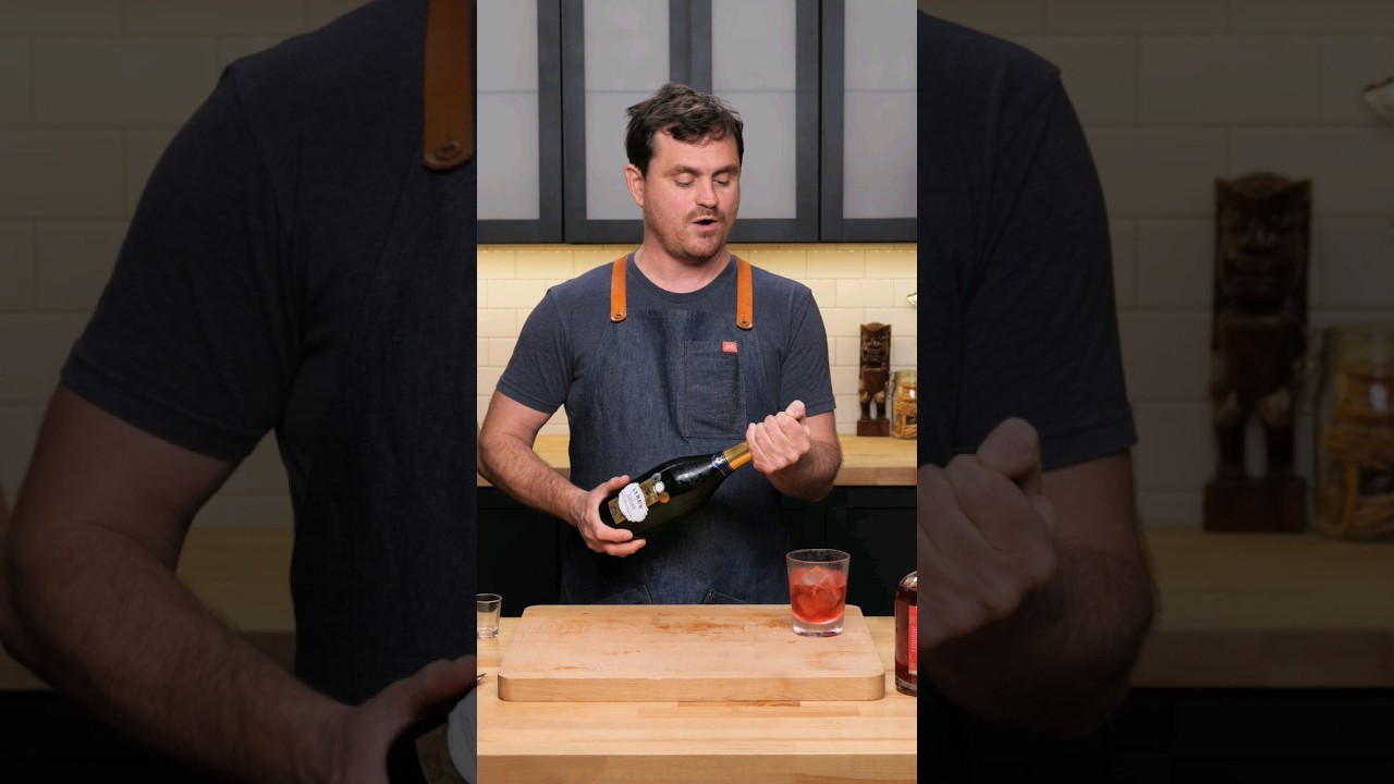 🍾Bartender Opens Champagne bottle Easy and Professional