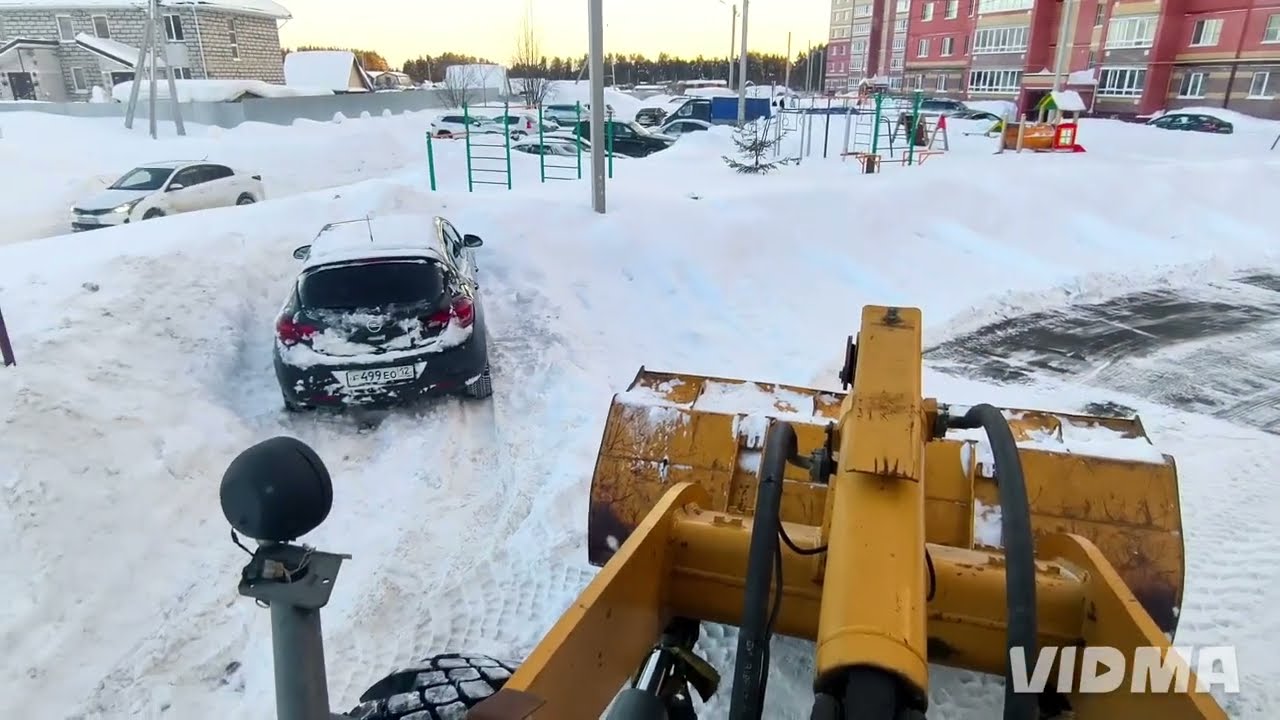 Образцовая уборка❄️ двора вместе с жильцами🚜