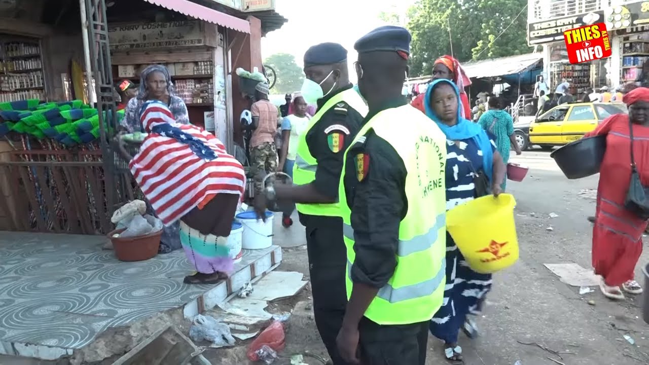 D&eacute;guerpissement au march&eacute; central de Thi&egrave;s