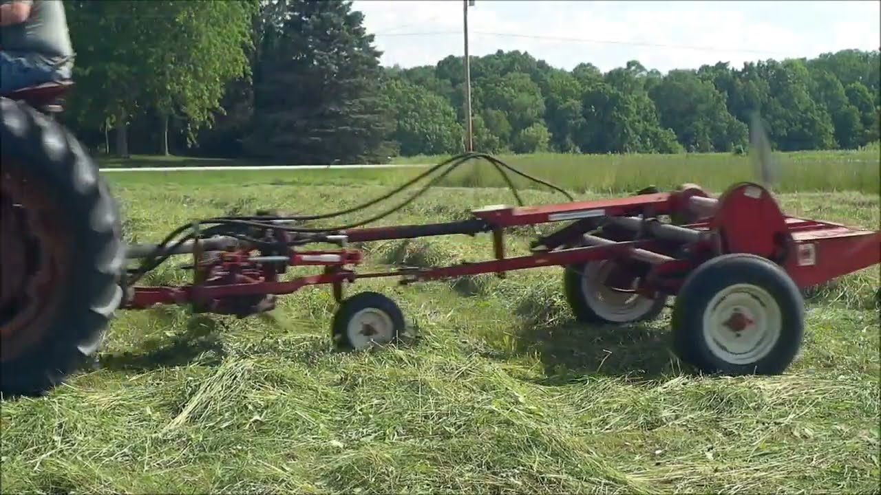 Hay Mowing 4th Of July Holiday 2025 With The Usual IH 560/120/2A Combo