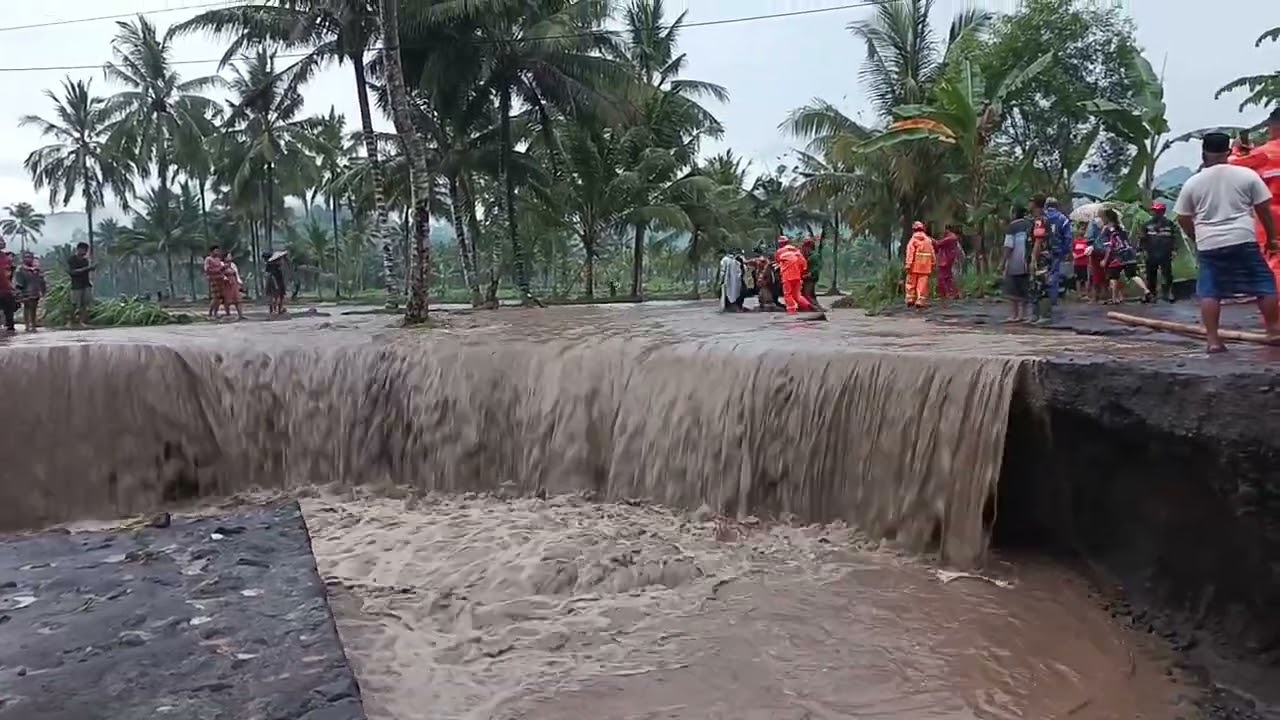 Dahsyat nya banjir lahar Semeru yg menghantam tanggul di desa gondoruso 
