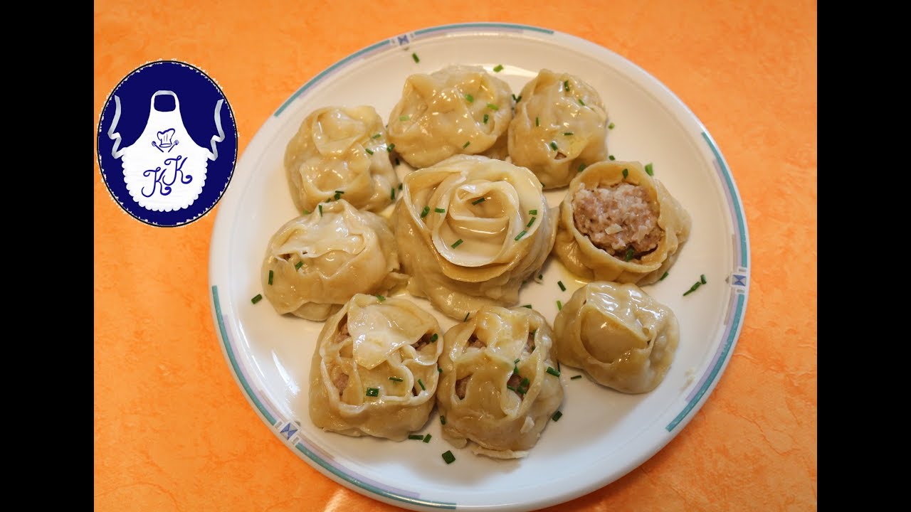 Verschiedene Varianten von Manti - Teigtaschen mit Hackfleisch formen