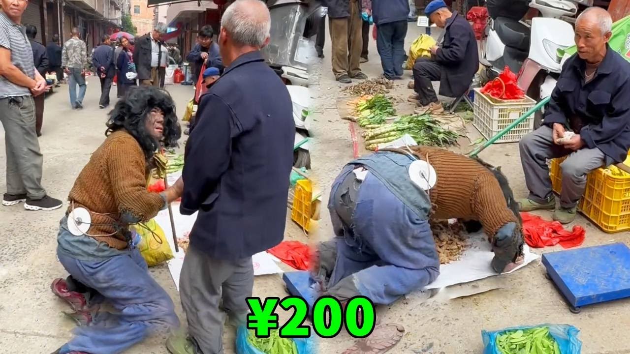 阿義假扮乞丐上街乞討，大娘一把將他推倒在地只因嫌棄他髒，善良的爺爺將他扶起還給買米粉吃！ 【阿義走鄉村】