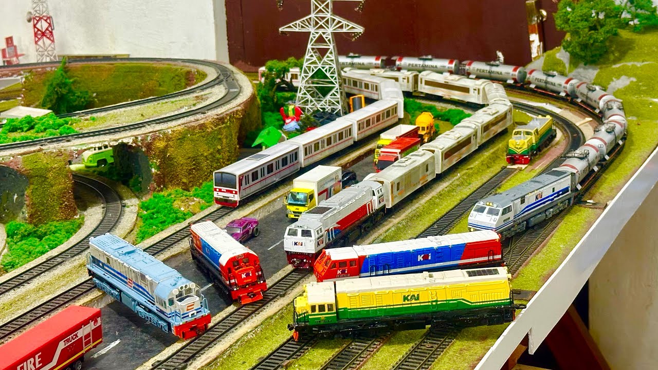 Kereta api Parahyangan menabrak Banyak Lokomotif terpalang di rel lalu dihantam KRL & KLB Pertamina