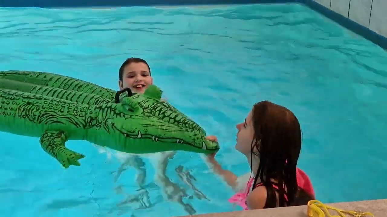 VINTERFERIE🥰BADER I DEN INDENDØRS POOL MED KROKODILLEN🐊