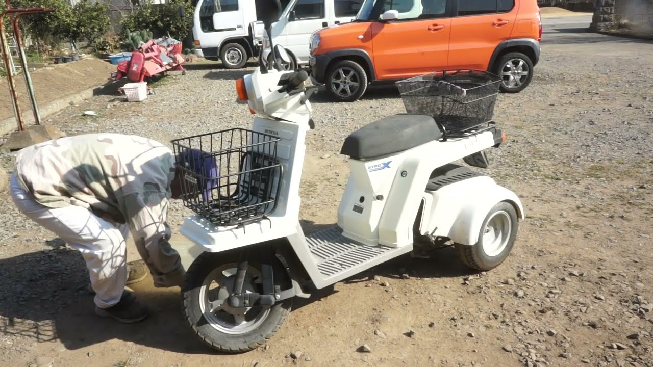 ホンダジャイロ　プチレストア　空気圧調整　シールド取り外し　シート清掃　嫁が乱入　笑い