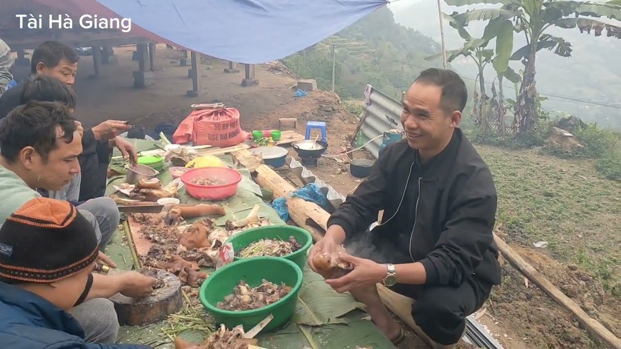 khâu chuẩn bị vào nhà mới một bò, một lợn toàn món ngon. Tài Hà Giang