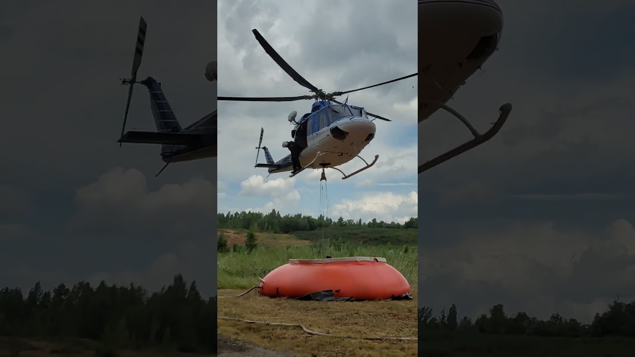 Hasiči cvičí plnění bambi vaku vrtulníku Bell 412 EP Policie ČR z velkoobjemových nádrží