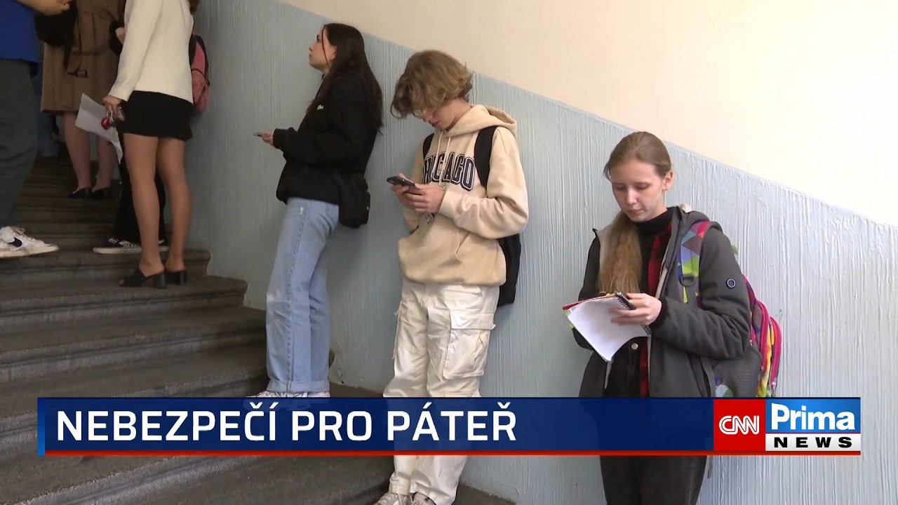 Bolestivá daň za koukání do mobilu: Čechy trápí SMSková šíje. Jak se problému vyhnout?