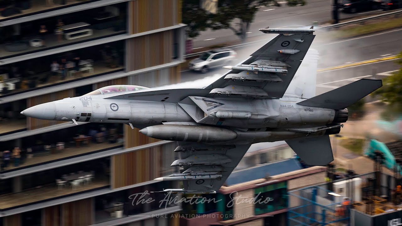 Riverfire 2022 | RAAF F/A-18 Super Hornets flying through Brisbane CBD