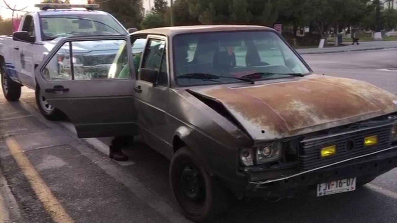 Mujer embarazada provoca accidente