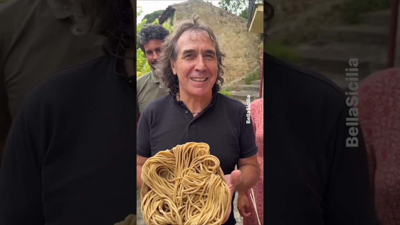 I maccheroni preparati col torchio come una volta, a fine video la cottura e la grande tavolata