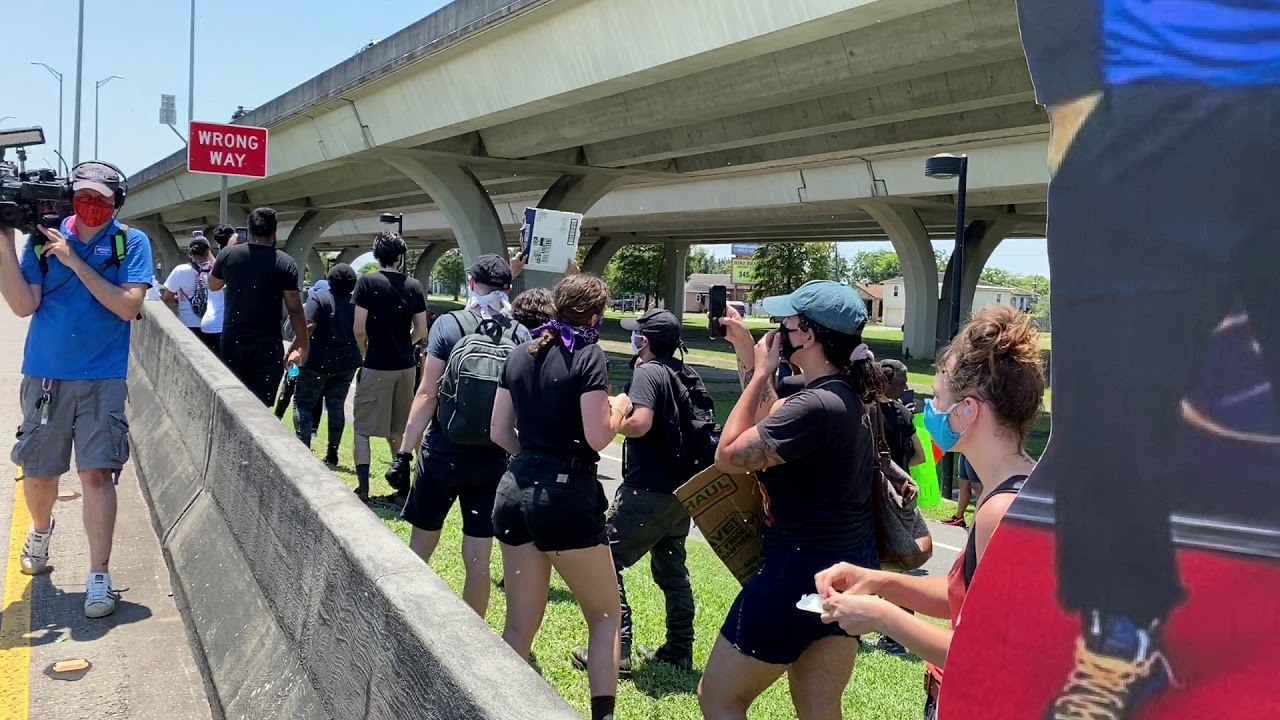 Jefferson Parish deputies and protesters met on a ramp to the West Bank Expressway