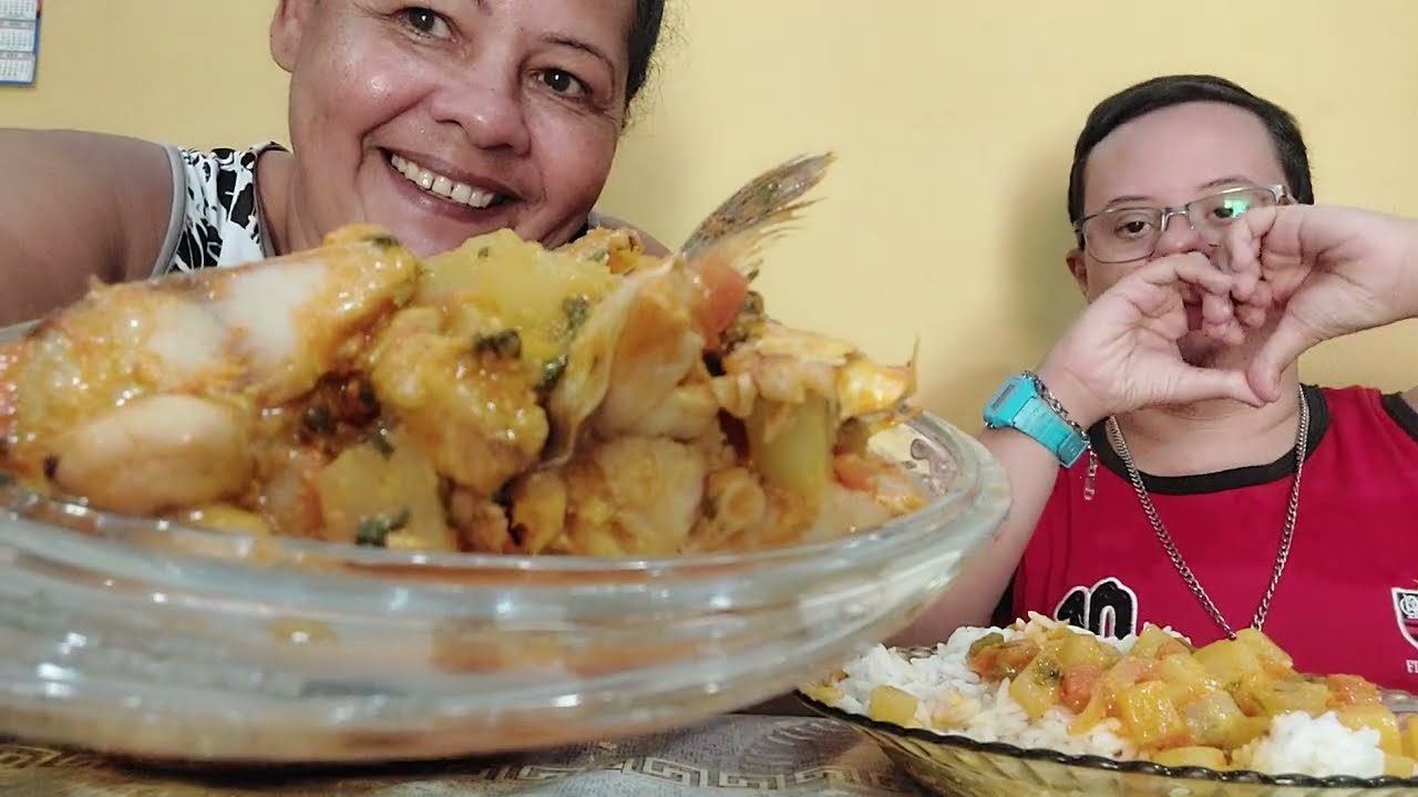 COMENDO MOQUECA DE PEIXE COM MAMÃO VERDE ARROZ E FARINHA 