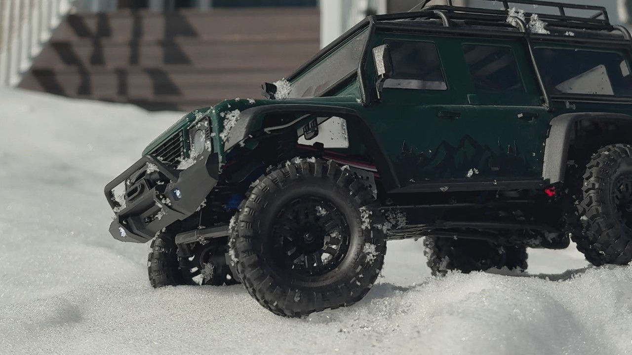 TRX-4M Winter Run ❄ Crawling | Front Yard Snowbank