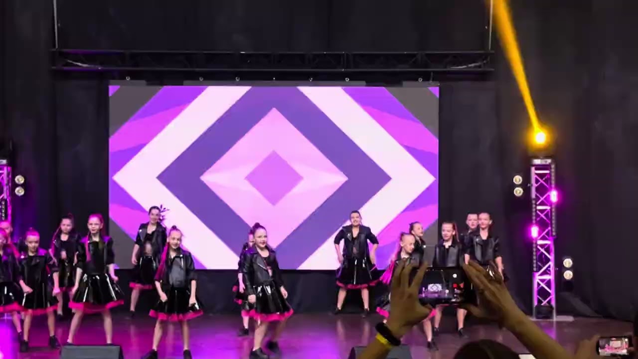 Колектив «Dream team”,Cool girl-APT. 9-10р. Львів. Міжнародний фестивальний-конкурс «Скарби України