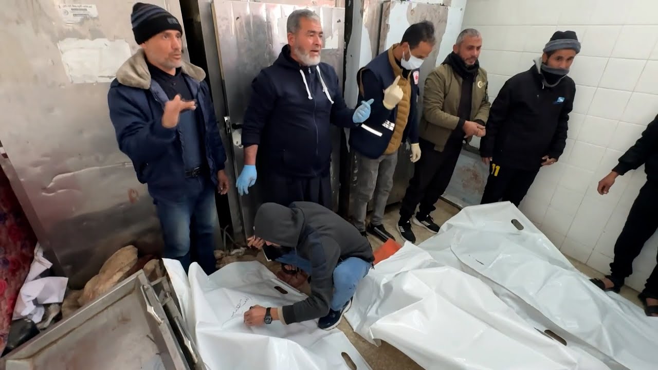 وصول جثامين 4 شهداء بينهم صحفي إلى مستشفى الأقصى بدير البلح جراء استهدافين إسرائيليين وسط قطاع غزة