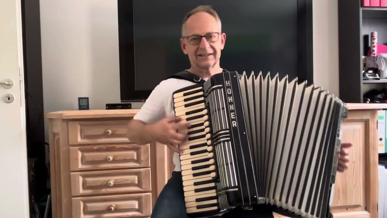 Verkaufe HOHNER Morino IV N mit 3-chörigem Oberkrainer-Tremolo, Cassotto und cremefarbenen Tasten ✌️