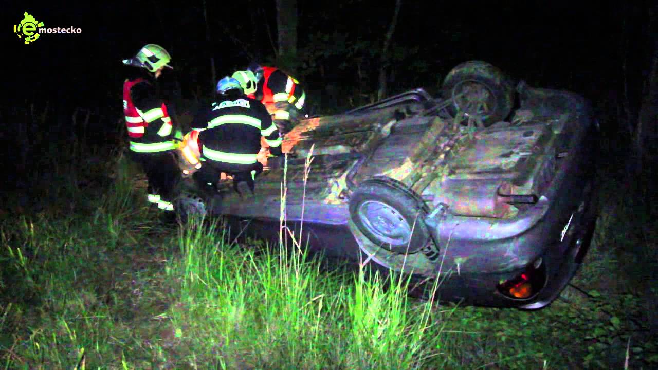 U Braňan havarovalo dal&scaron;&iacute; auto, kter&eacute; skončilo na stře&scaron;e