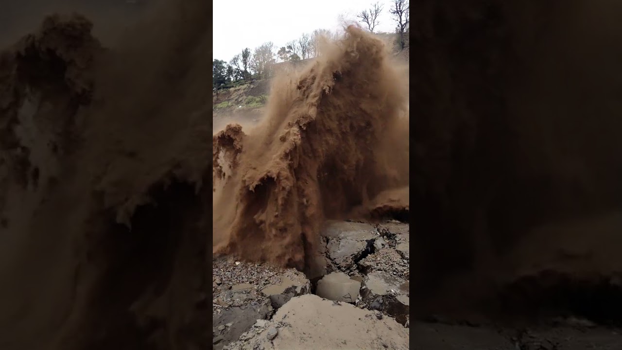 Mud is burying Utiel! 🌧️🏚️