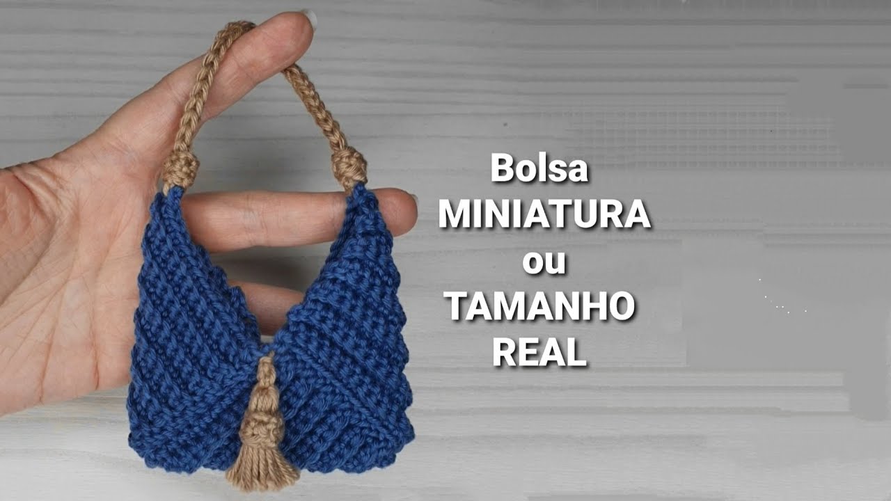 Bolsa MINIATURA feita com 3 quadrados de crochê