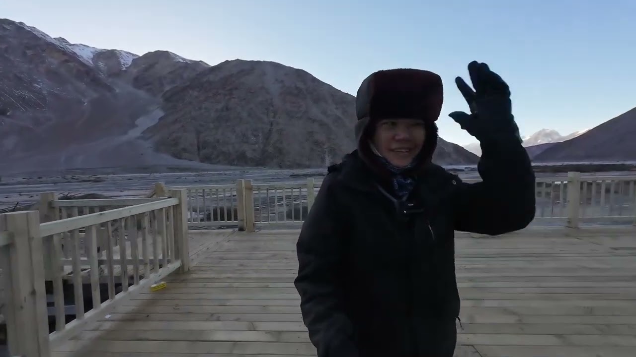 【田七浪迹天涯-忆往昔】姑娘一人一车骑行新疆，途经400多公里无人区，来到陵园扎营守夜#田七浪迹天涯#穷游的田七#骑行#骑行 #田七穷游祖国