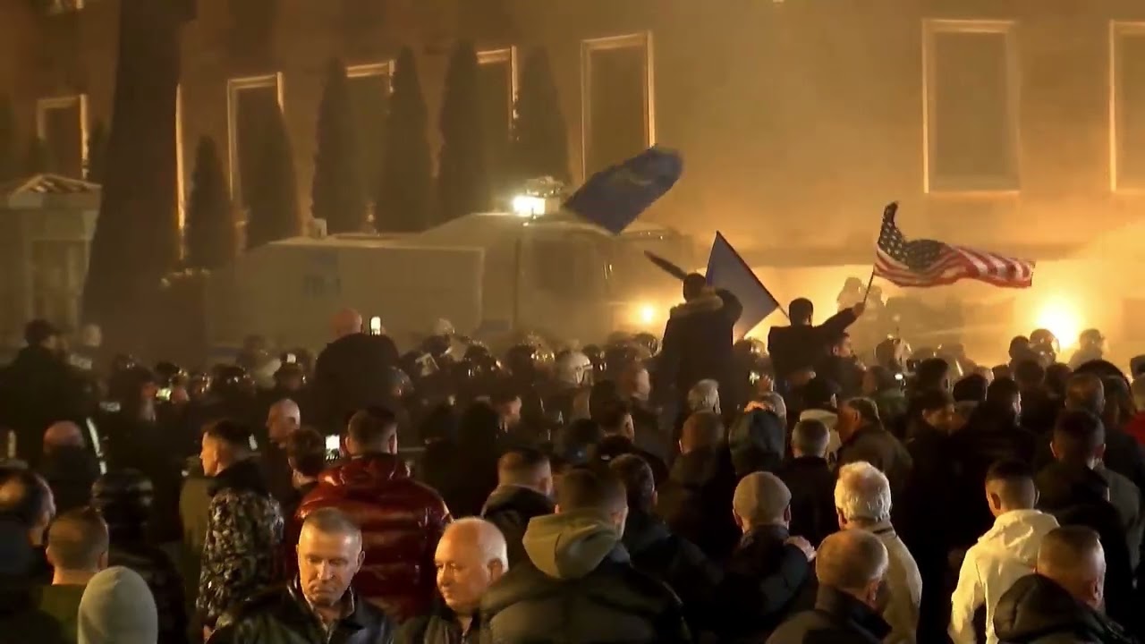 Berisha e policia shpërndajnë protestën/Mbi 11 të lënduar,20 të ndaluar pas përfundimit të protestës