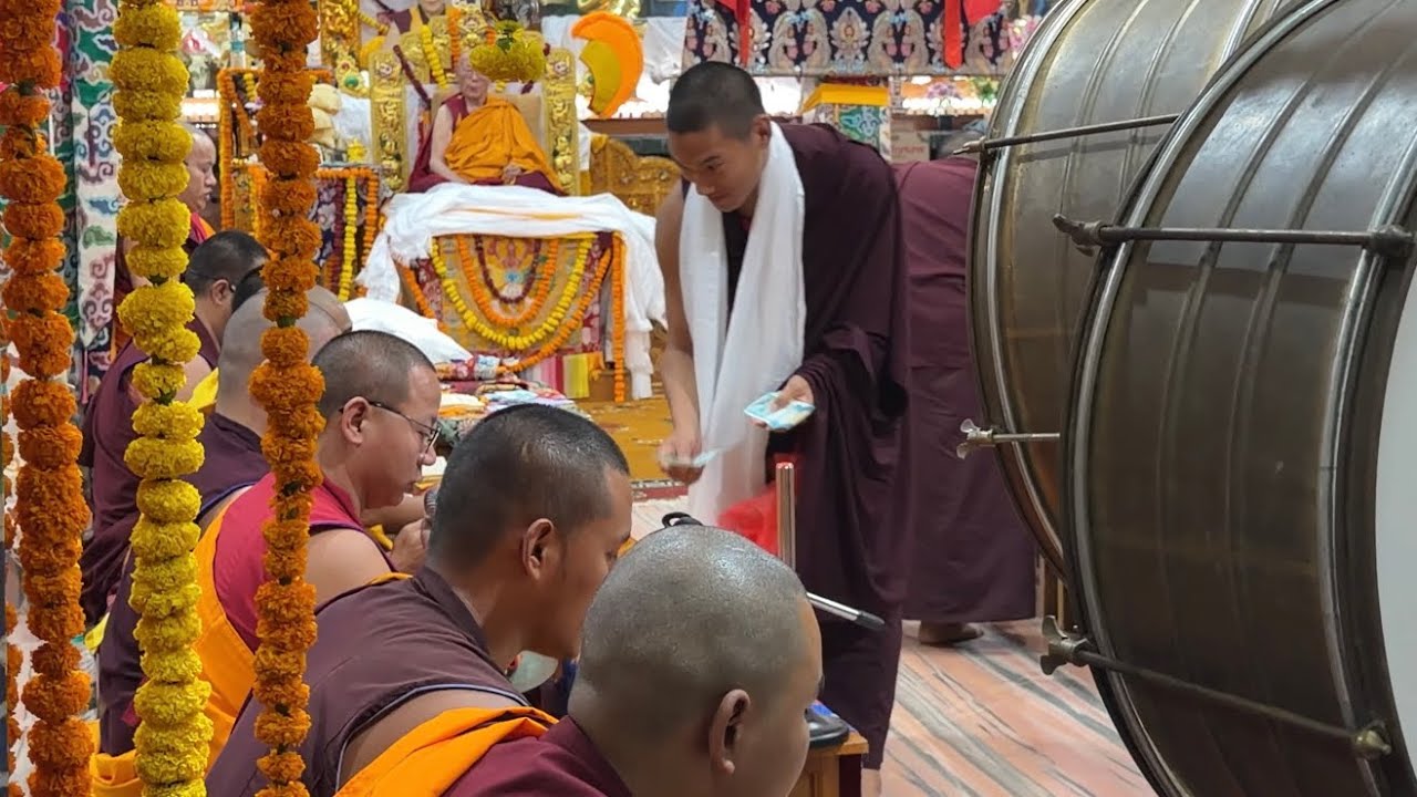 ལྷ་མོའི་མཚན་ཚོགས་ལ་སྐུ་ཡོན་ཕུལ་བའི་བརྙེན་ཐུང་།
