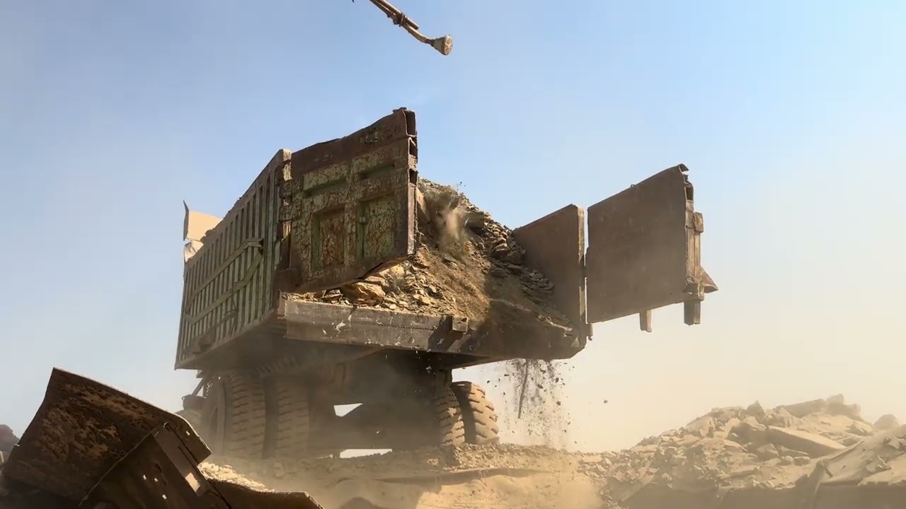 Giant Rock Crushing Machine in ActionPowerfulMachine Breaking Huge RocksMassive Rock Crusher at Work
