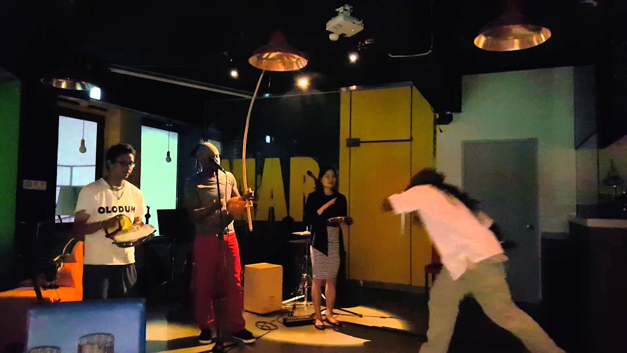 Show de capoeira instrutiva com  o Mestre Munair Simpson