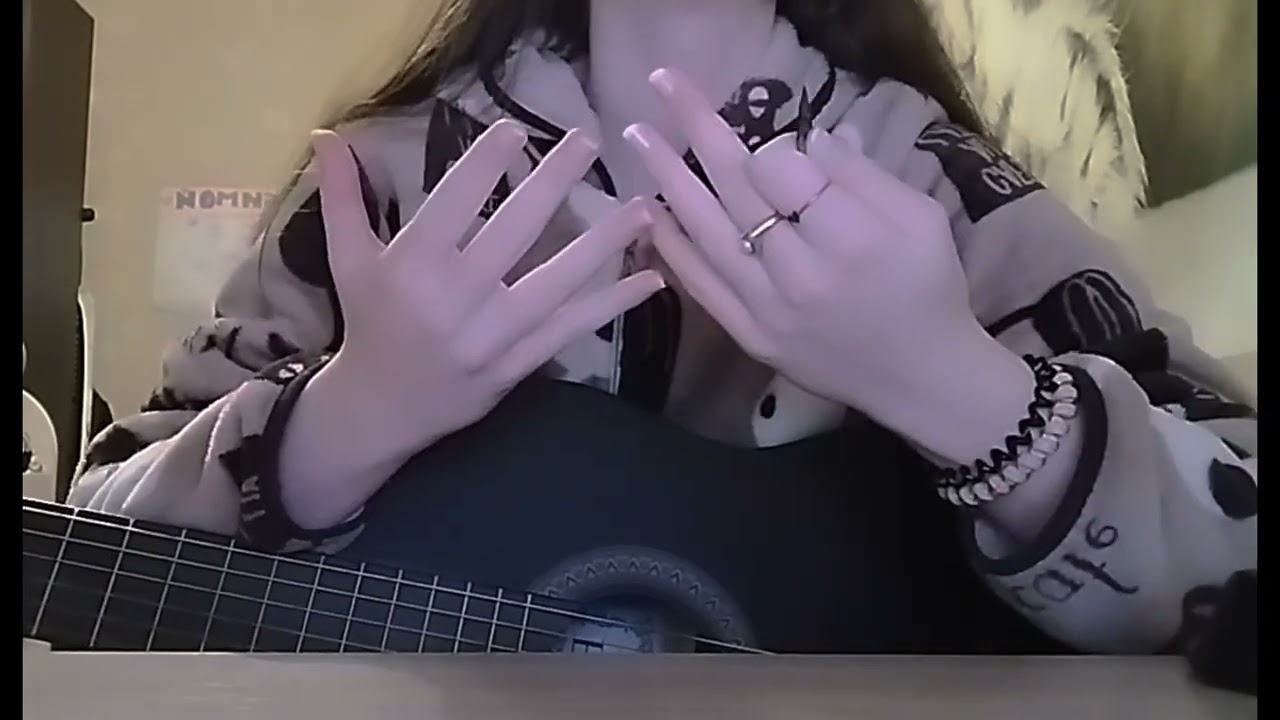 во многих моментах не вытянула, не нравится. но обещала выложить. кавэр на Monsoon - Tokio Hotel.