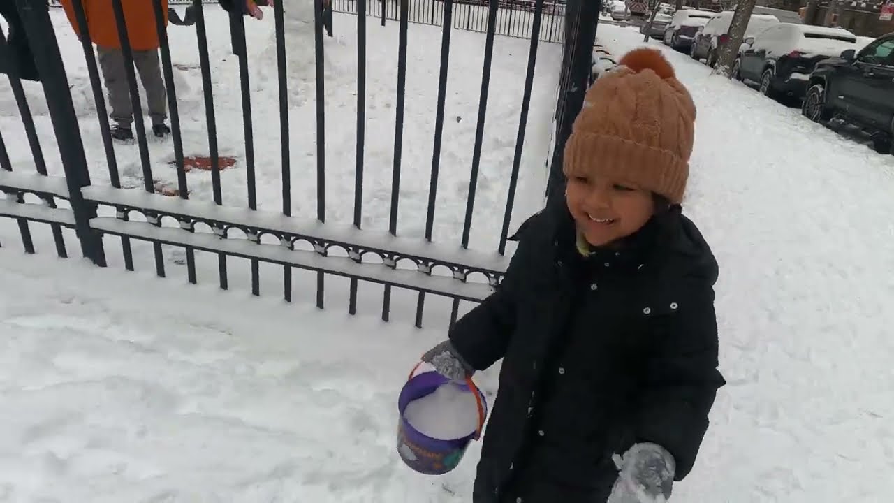 PLAYING SNOW IN THE PARK || KIDS FUN DAY
