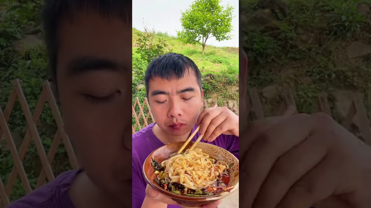 兄弟姐妹们 吃饭了哦 今天吃酸菜面条 简简单单又是一餐#抖音美食推荐官 #农村美食 #记录我的农村生活 @DOU+小助手