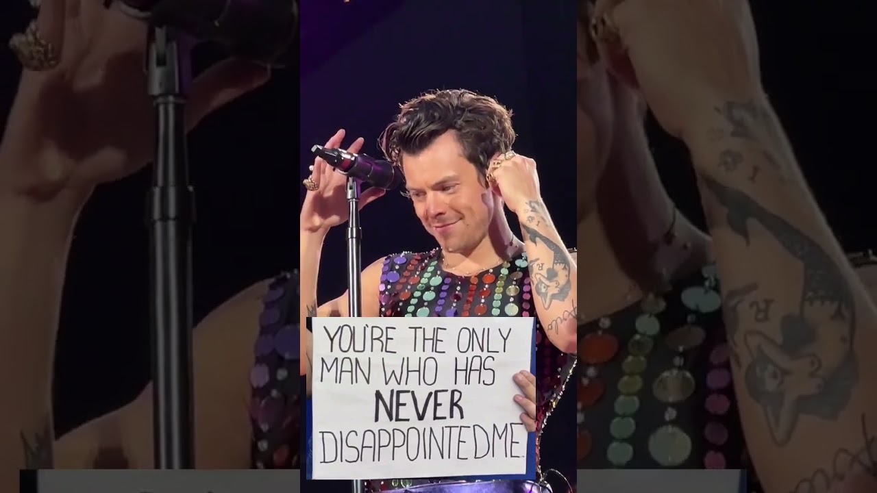 Harry styles reading fans sign ( You're the only man who has never disappointed me)
