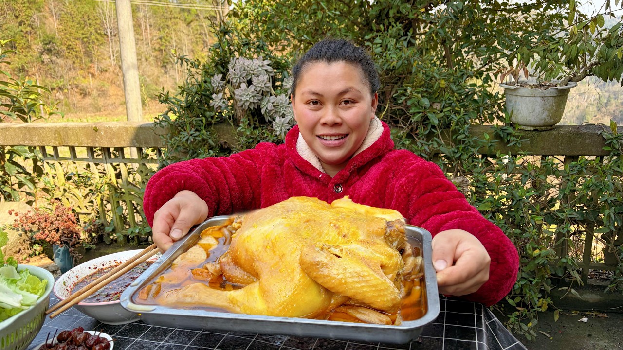 今天清蒸一只美味的三黄鸡吃过瘾 Steam a delicious chicken today