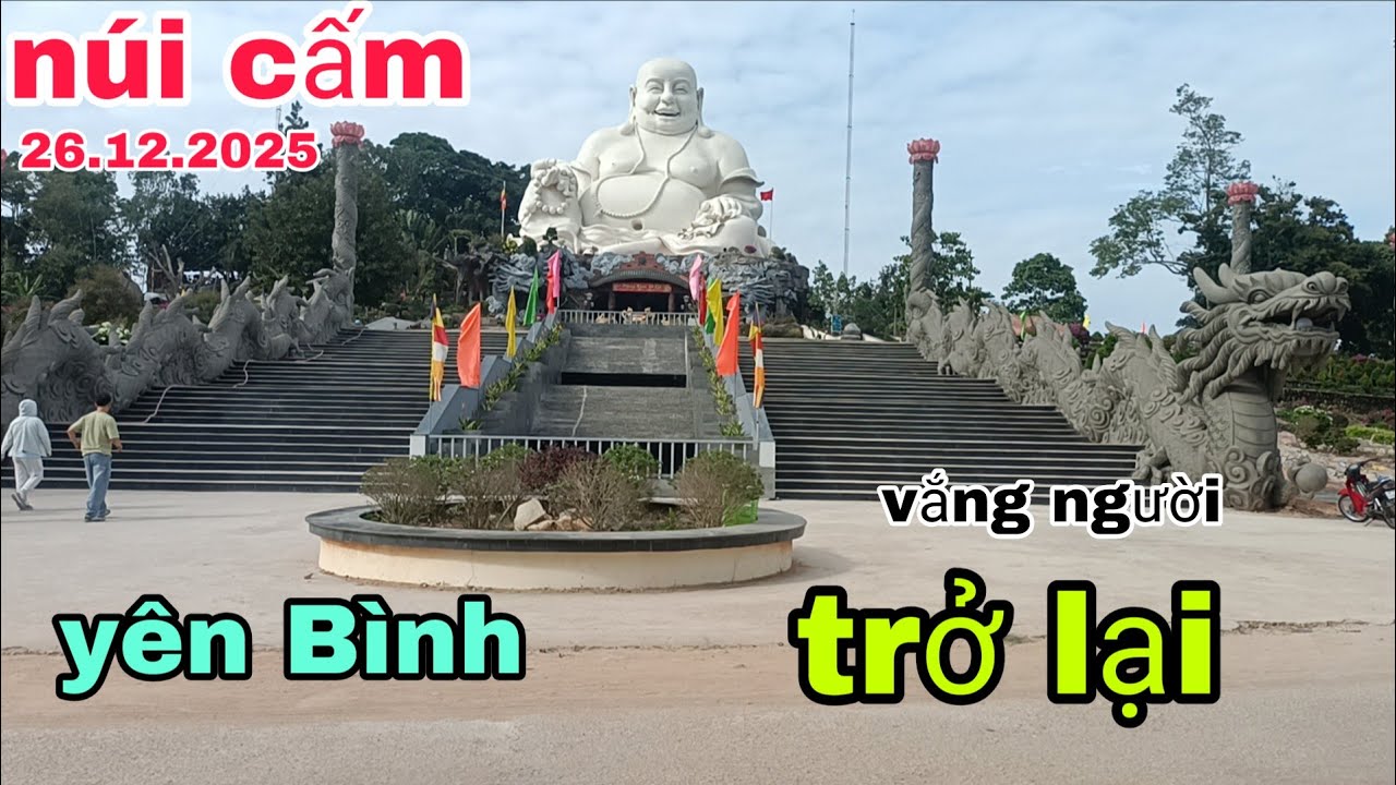 Núi cấm vắng người tham quan du lịch 