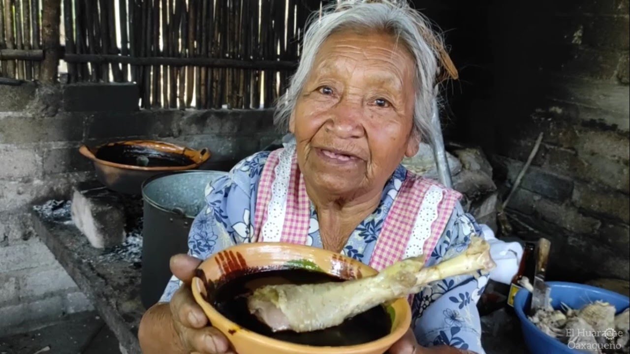 Así fue el festejo de Tía Luisa! entre Mole, pastel y su piñata !