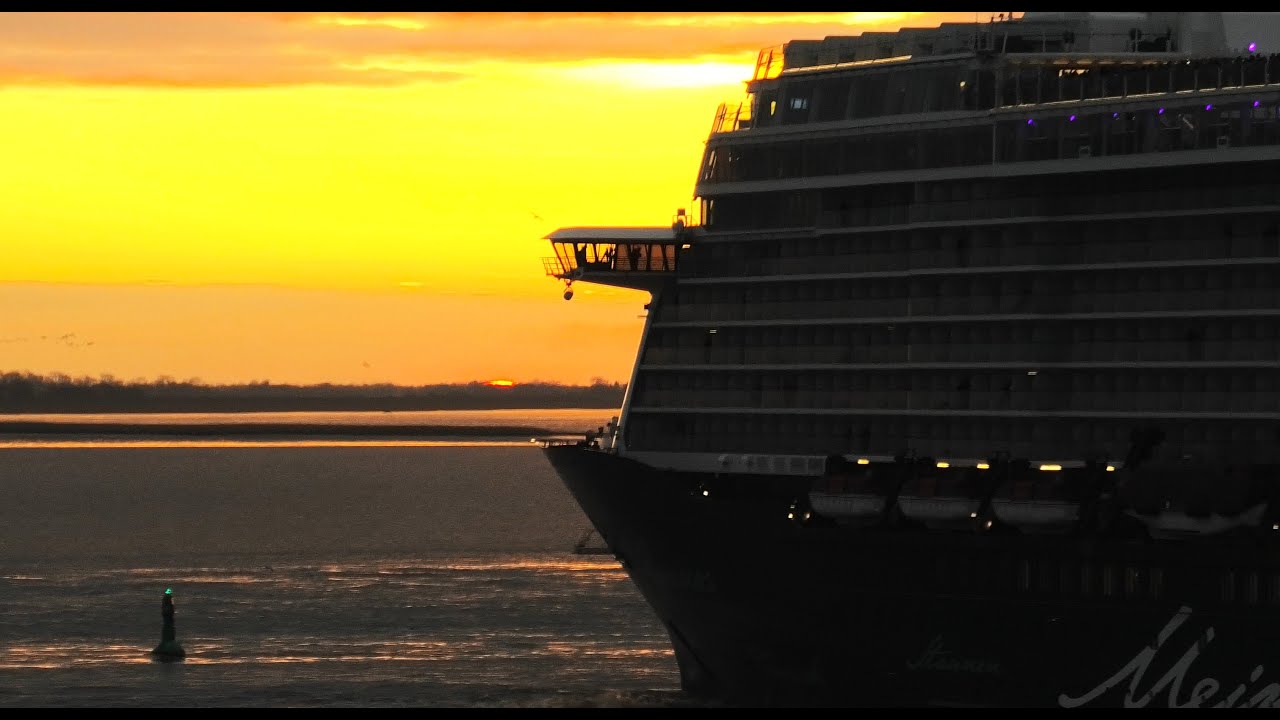 4K Mein Schiff 3 Ablegen & Wendemanöver bei mystischer Dämmerung in Bremerhaven (HORN) 02.03.2025